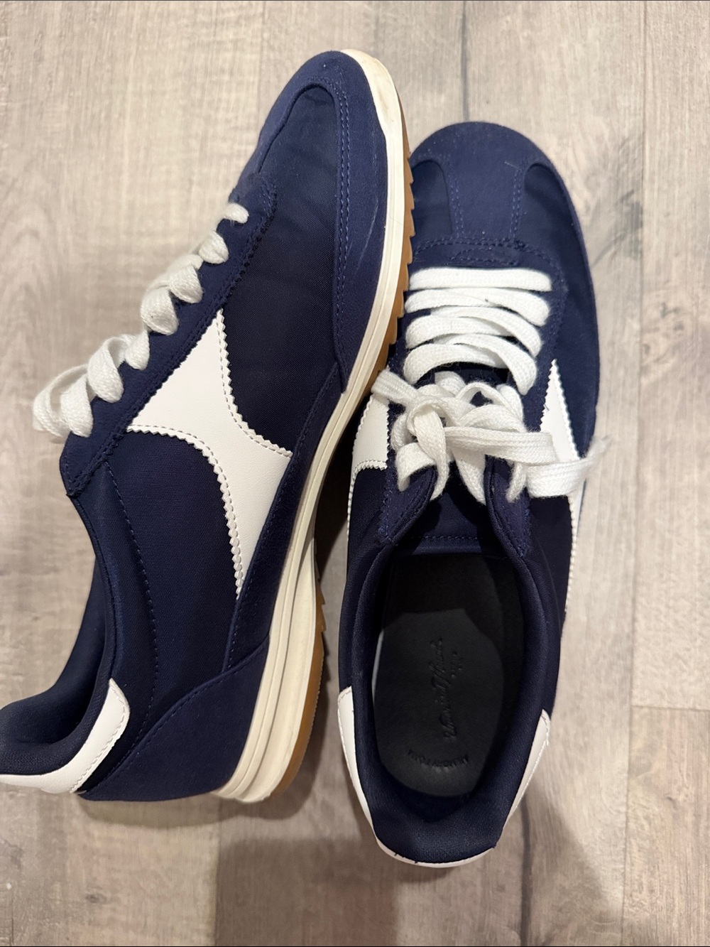 Universal Threads Classic Navy & White womens casual Sneakers size 10